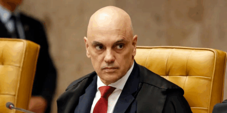 O STF exige que a defesa de Filipe Martins, ex-assessor de Bolsonaro, preste esclarecimentos sobre perda de sinal da tornozeleira eletrônica. Prazo é de cinco dias, sob risco de prisão.