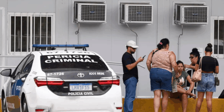 O Instituto Médico Legal (IML) do Rio de Janeiro confirmou a identificação de 100 das 121 pessoas mortas na Operação Contenção. Deputados pedem divulgação dos nomes e denunciam dificuldades enfrentadas pelas famílias para reconhecer os corpos.