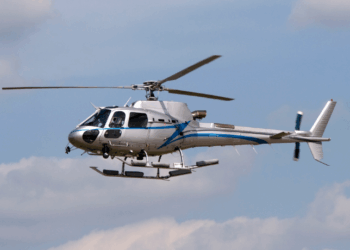 Um helicóptero caiu em um lago em São Roque (SP) neste domingo (26). Duas pessoas ficaram feridas, uma com lesão na mão. Cenipa vai investigar as causas do acidente.