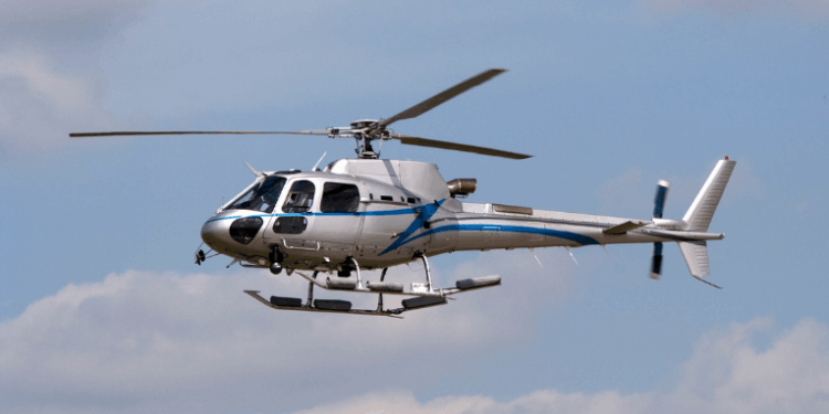 Um helicóptero caiu em um lago em São Roque (SP) neste domingo (26). Duas pessoas ficaram feridas, uma com lesão na mão. Cenipa vai investigar as causas do acidente.