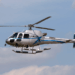 Um helicóptero caiu em um lago em São Roque (SP) neste domingo (26). Duas pessoas ficaram feridas, uma com lesão na mão. Cenipa vai investigar as causas do acidente.