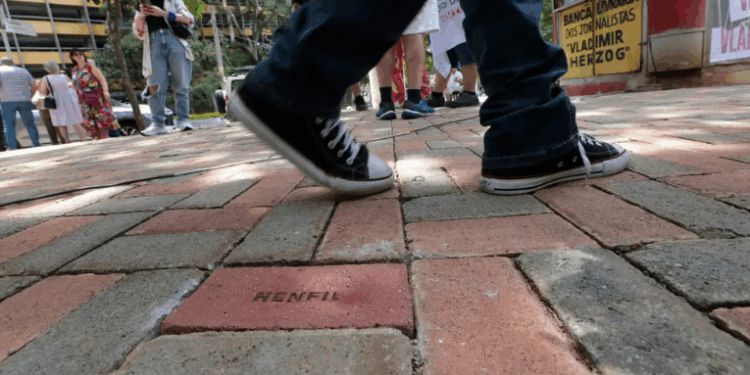 Praça Vladimir Herzog recebe o Calçadão do Reconhecimento, com tijolos que eternizam nomes de jornalistas premiados e defensores da democracia.