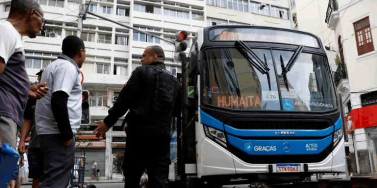 Governador do RJ pede ação federal após caos nos Complexos do Alemão e Penha