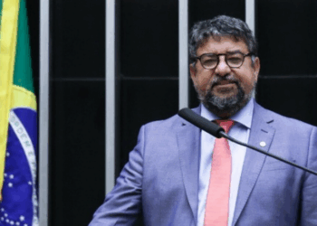Washington Quaquá, vice-presidente do PT, defendeu o uso da força armada contra criminosos com fuzis e criticou a falta de articulação entre governos na operação da Penha, que deixou 121 mortos no Rio de Janeiro.