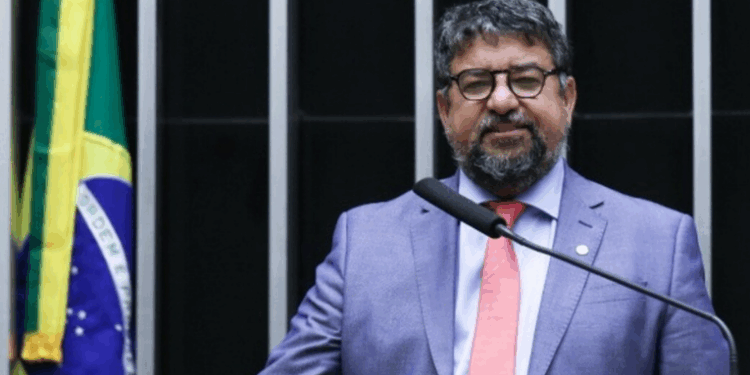 Washington Quaquá, vice-presidente do PT, defendeu o uso da força armada contra criminosos com fuzis e criticou a falta de articulação entre governos na operação da Penha, que deixou 121 mortos no Rio de Janeiro.
