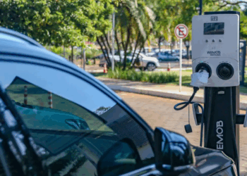 A Prefeitura do Rio de Janeiro anunciou a instalação de 15 novos pontos públicos de recarga rápida para veículos elétricos até 2028, em parceria com C40 Cities e The Climate Pledge, como parte do plano de descarbonização do transporte urbano.