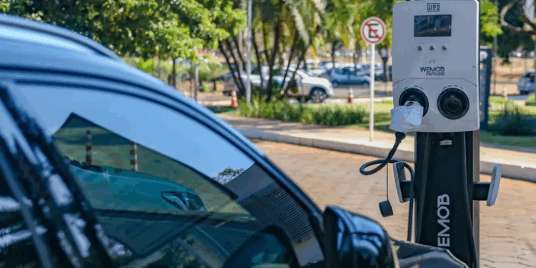 A Prefeitura do Rio de Janeiro anunciou a instalação de 15 novos pontos públicos de recarga rápida para veículos elétricos até 2028, em parceria com C40 Cities e The Climate Pledge, como parte do plano de descarbonização do transporte urbano.
