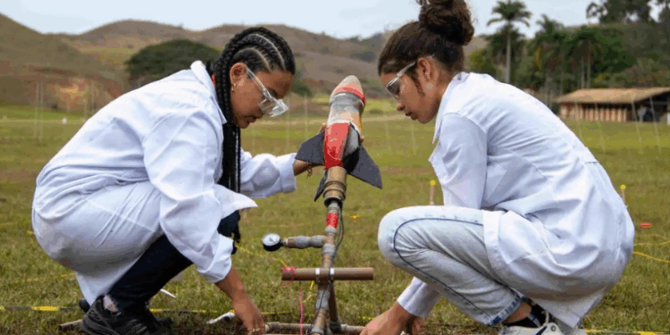 A Jornada de Foguetes 2025 começa em Barra do Piraí com alunos premiados da OBAFOG, incluindo oficinas de foguetes, astronomia e astronomia aplicada à educação.