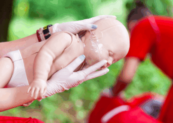 A American Heart Association atualizou o protocolo de primeiros socorros para engasgos, destacando a importância das pancadas nas costas antes das compressões abdominais para todas as idades.