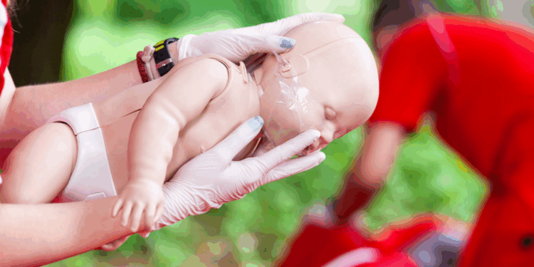 A American Heart Association atualizou o protocolo de primeiros socorros para engasgos, destacando a importância das pancadas nas costas antes das compressões abdominais para todas as idades.