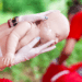 A American Heart Association atualizou o protocolo de primeiros socorros para engasgos, destacando a importância das pancadas nas costas antes das compressões abdominais para todas as idades.