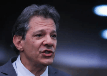 Fernando Haddad defende que o combate ao crime organizado deve focar no financiamento e nos devedores contumazes. Ele destaca resultados da Operação Fronteira, que prendeu suspeitos e apreendeu drogas e armas.
