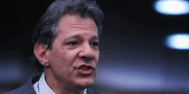 Fernando Haddad defende que o combate ao crime organizado deve focar no financiamento e nos devedores contumazes. Ele destaca resultados da Operação Fronteira, que prendeu suspeitos e apreendeu drogas e armas.