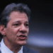 Fernando Haddad defende que o combate ao crime organizado deve focar no financiamento e nos devedores contumazes. Ele destaca resultados da Operação Fronteira, que prendeu suspeitos e apreendeu drogas e armas.