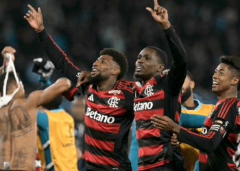 Flamengo empata com Racing na Argentina e garante vaga na final da Copa Libertadores. Goleiro Rossi brilha, e equipe da Gávea enfrentará o vencedor de Palmeiras e LDU na decisão em Lima.