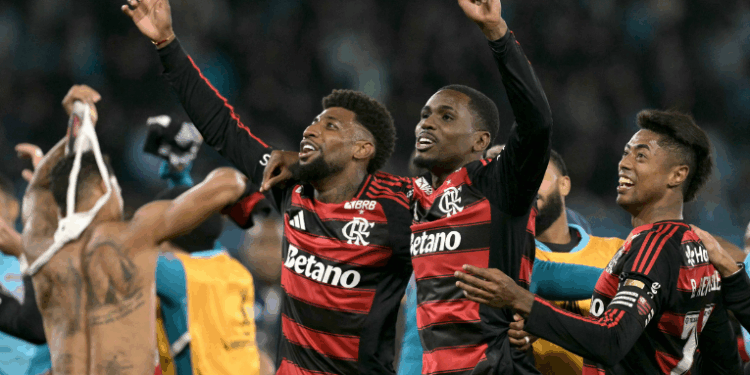 Flamengo empata com Racing na Argentina e garante vaga na final da Copa Libertadores. Goleiro Rossi brilha, e equipe da Gávea enfrentará o vencedor de Palmeiras e LDU na decisão em Lima.