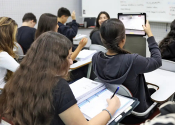 Cartilha do Enem 2025 traz critérios de correção, exemplos de redações nota mil e orientações completas sobre o texto dissertativo-argumentativo.