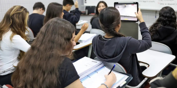 Cartilha do Enem 2025 traz critérios de correção, exemplos de redações nota mil e orientações completas sobre o texto dissertativo-argumentativo.