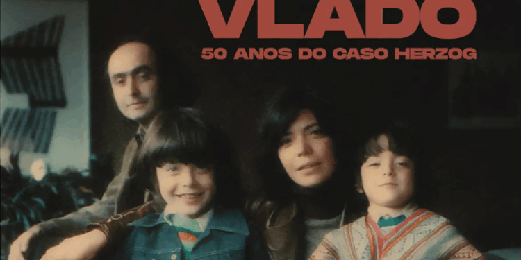 Há 50 anos, Vladimir Herzog foi assassinado pelo Estado durante a ditadura militar. Documentário, podcast e inteligência artificial preservam sua memória e destacam sua importância na defesa da democracia e dos direitos humanos no Brasil.