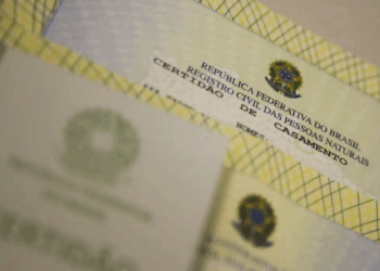 Prefeito de Belo Horizonte sanciona lei que institui o Dia Municipal da Fidelidade Conjugal e do Casamento Monogâmico Cristão, gerando críticas de advogados sobre discriminação contra famílias LGBTQIA+.