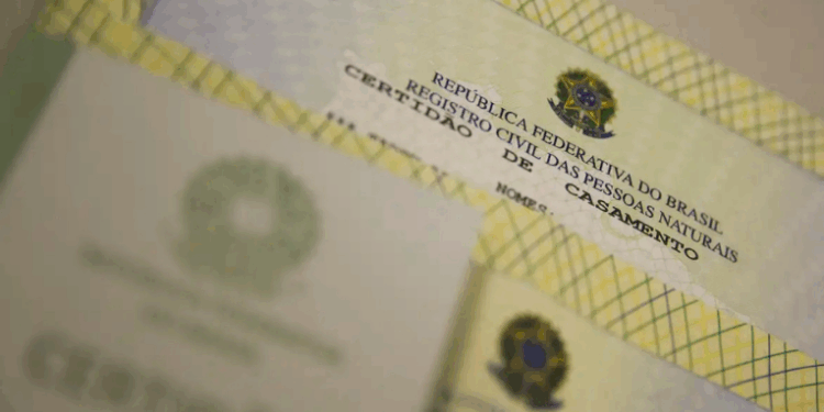 Prefeito de Belo Horizonte sanciona lei que institui o Dia Municipal da Fidelidade Conjugal e do Casamento Monogâmico Cristão, gerando críticas de advogados sobre discriminação contra famílias LGBTQIA+.