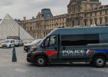 Dois homens suspeitos do audacioso roubo de joias da coleção de Napoleão no Museu do Louvre foram presos em Paris. Investigação aponta quatro envolvidos no crime.