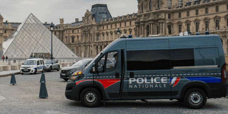Dois homens suspeitos do audacioso roubo de joias da coleção de Napoleão no Museu do Louvre foram presos em Paris. Investigação aponta quatro envolvidos no crime.