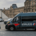 Dois homens suspeitos do audacioso roubo de joias da coleção de Napoleão no Museu do Louvre foram presos em Paris. Investigação aponta quatro envolvidos no crime.
