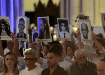 Comissão Arns e Instituto Vladimir Herzog promovem ato inter-religioso na Catedral da Sé, em São Paulo, lembrando os 50 anos da morte de Vladimir Herzog e cobrando justiça para vítimas da ditadura.