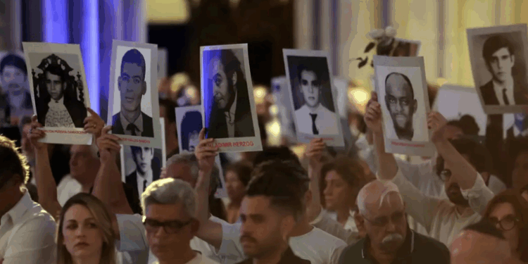 Comissão Arns e Instituto Vladimir Herzog promovem ato inter-religioso na Catedral da Sé, em São Paulo, lembrando os 50 anos da morte de Vladimir Herzog e cobrando justiça para vítimas da ditadura.