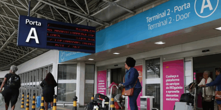 Após operação com mais de 100 mortos nos complexos do Alemão e da Penha, Latam, Gol e Azul flexibilizam remarcações e cancelamentos de voos no Rio de Janeiro.