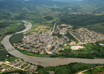 Pesquisadores da USP detectam Césio-137 nos sedimentos do Rio Ribeira, interior paulista, evidenciando impactos globais da Guerra Fria e marcadores do Antropoceno em ambientes preservados.