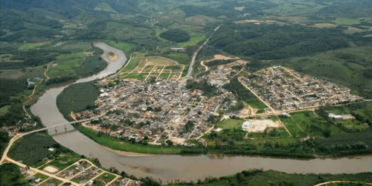 Pesquisadores da USP detectam Césio-137 nos sedimentos do Rio Ribeira, interior paulista, evidenciando impactos globais da Guerra Fria e marcadores do Antropoceno em ambientes preservados.
