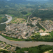 Pesquisadores da USP detectam Césio-137 nos sedimentos do Rio Ribeira, interior paulista, evidenciando impactos globais da Guerra Fria e marcadores do Antropoceno em ambientes preservados.