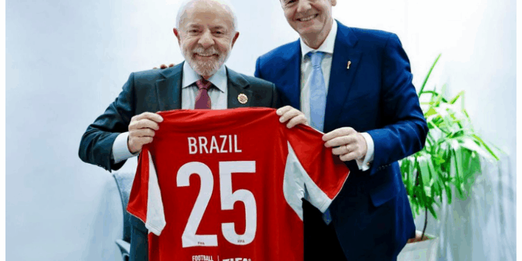 Durante a 47ª Cúpula da Asean, Lula convida o presidente da Fifa, Gianni Infantino, a participar do lançamento da Universidade do Esporte no Brasil, projeto voltado à formação técnica e científica no esporte.