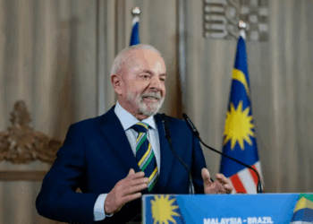 Lula se mostra confiante no fim das tarifas dos EUA ao Brasil após reunião com Donald Trump. Presidente prevê acordo em poucos dias e destaca avanços nas negociações comerciais e ambientais.