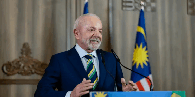 Lula se mostra confiante no fim das tarifas dos EUA ao Brasil após reunião com Donald Trump. Presidente prevê acordo em poucos dias e destaca avanços nas negociações comerciais e ambientais.