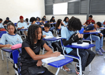 O MEC iniciou o pagamento da oitava parcela do Pé-de-Meia 2025. Benefício de R$ 200 será pago a 3,2 milhões de estudantes até 3 de novembro, conforme o mês de nascimento.