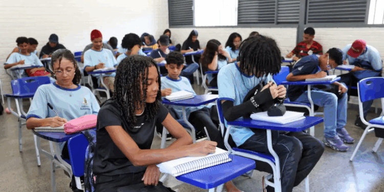 O MEC iniciou o pagamento da oitava parcela do Pé-de-Meia 2025. Benefício de R$ 200 será pago a 3,2 milhões de estudantes até 3 de novembro, conforme o mês de nascimento.