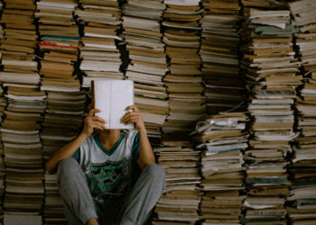 Pesquisa mostra que o Brasil tem 53% de não leitores. Fatores como redes sociais, desinteresse e falta de políticas públicas afetam o hábito da leitura e o papel das bibliotecas.