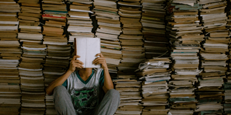 Pesquisa mostra que o Brasil tem 53% de não leitores. Fatores como redes sociais, desinteresse e falta de políticas públicas afetam o hábito da leitura e o papel das bibliotecas.