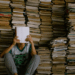 Pesquisa mostra que o Brasil tem 53% de não leitores. Fatores como redes sociais, desinteresse e falta de políticas públicas afetam o hábito da leitura e o papel das bibliotecas.