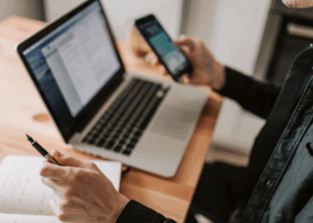 Relatório da empresa Socket identifica 131 extensões do Chrome que automatizavam o WhatsApp Web. DBX e Hiperchat afirmam que o software tem uso legítimo e segue políticas da Meta.