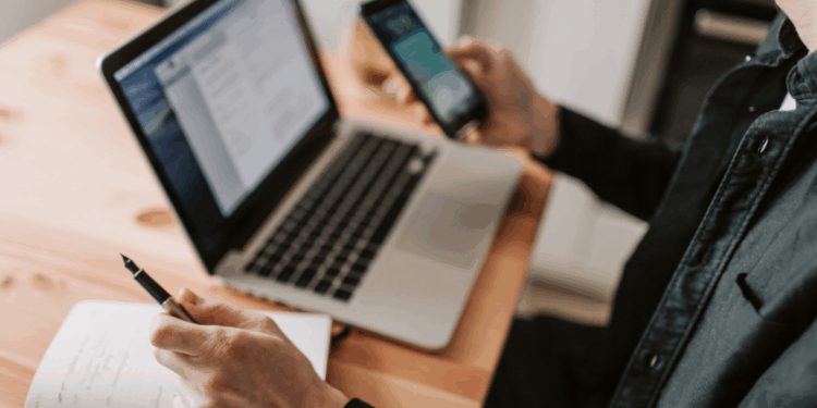 Relatório da empresa Socket identifica 131 extensões do Chrome que automatizavam o WhatsApp Web. DBX e Hiperchat afirmam que o software tem uso legítimo e segue políticas da Meta.