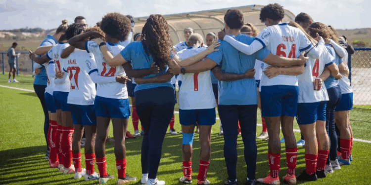 Mulheres de Aço goleiam Lusaca por 14×2 e avançam à final do Campeonato Baiano; Gica se destaca com quatro gols na partida.