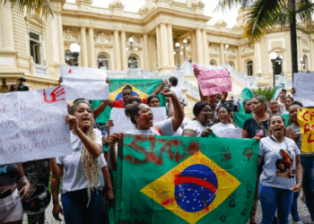 O presidente Lula sanciona a Lei 15.245/2025, com mudanças no Código Penal e na Lei das Organizações Criminosas, fortalecendo o combate a crimes e ampliando proteção a policiais e autoridades.