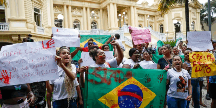 O presidente Lula sanciona a Lei 15.245/2025, com mudanças no Código Penal e na Lei das Organizações Criminosas, fortalecendo o combate a crimes e ampliando proteção a policiais e autoridades.