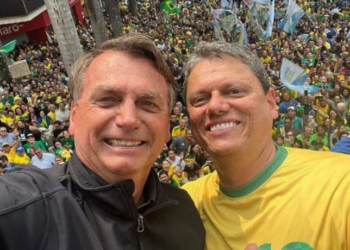 Jair Bolsonaro indica apoio a Tarcísio de Freitas na eleição presidencial de 2026, com condição de ter Michelle Bolsonaro como vice. Eduardo Bolsonaro também se diz pronto para disputar.