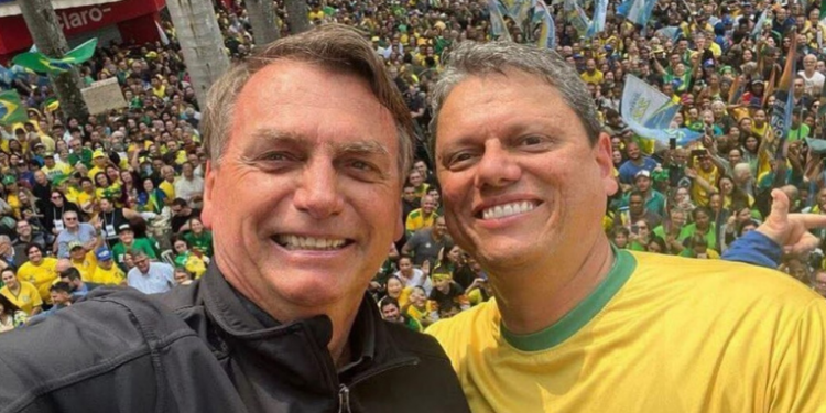 Jair Bolsonaro indica apoio a Tarcísio de Freitas na eleição presidencial de 2026, com condição de ter Michelle Bolsonaro como vice. Eduardo Bolsonaro também se diz pronto para disputar.