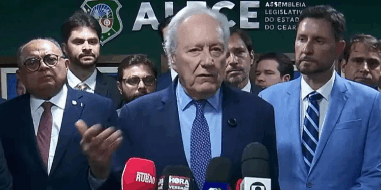 O ministro da Justiça, Ricardo Lewandowski, disse que não recebeu pedido do governador Cláudio Castro para apoio à Operação Contenção no Rio de Janeiro, que já deixou mais de 60 mortos. Governo federal reforça necessidade de articulação entre forças de segurança.
